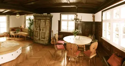 Ein Sitzbereich in der Unterkunft Schatzl Hütte