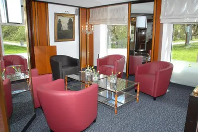 Ein Sitzbereich in der Unterkunft Ambassador Parkhotel