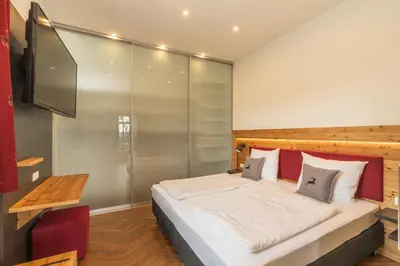 Ein Bett oder Betten in einem Zimmer der Unterkunft Hotel ChiemseePanorama