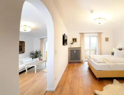 Ein Bett oder Betten in einem Zimmer der Unterkunft Hotel ChiemseePanorama