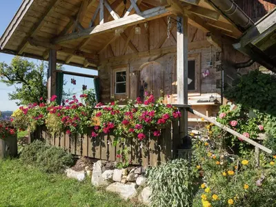Ein Garten an der Unterkunft Alpiner Aufenthalt mit Balkon in Steingaden