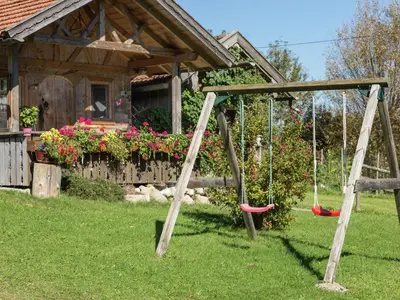 Ein Garten an der Unterkunft Alpiner Aufenthalt mit Balkon in Steingaden