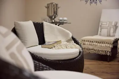 Ein Sitzbereich in der Unterkunft Dorint MARC AUREL Spa & Golf Resort