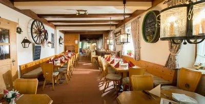Ein Restaurant oder anderes Speiselokal in der Unterkunft Landgasthof Pilsenhof Entenbraterei