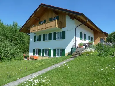 Das Gebäude in dem sich die Ferienwohnung befindet