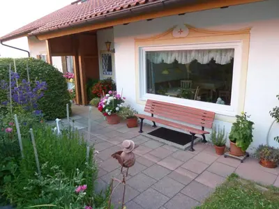 Ein Garten an der Unterkunft Ferienwohnung Hörnle