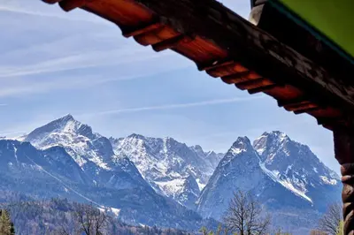 Ein allgemeiner Bergblick oder ein Berglick von der Pension aus