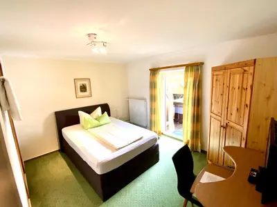 Ein Bett oder Betten in einem Zimmer der Unterkunft Gästehaus Kochelsee