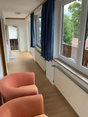 Ein Sitzbereich in der Unterkunft Gästehaus Kochelsee