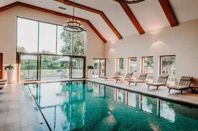 Der Swimmingpool an oder in der Nähe von Der Eisvogel - Wellness- & Genusshotel