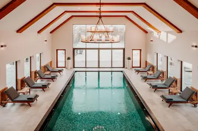 Der Swimmingpool an oder in der Nähe von Der Eisvogel - Wellness- & Genusshotel