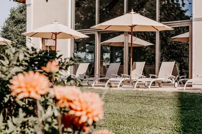 Ein Garten an der Unterkunft Der Eisvogel - Wellness- & Genusshotel