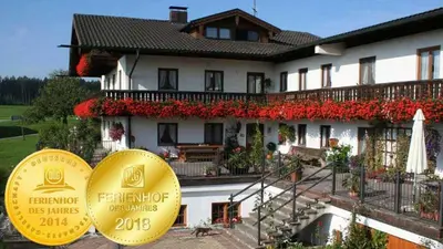 Das Gebäude in dem sich der Bauernhof befindet