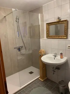 Ein Badezimmer in der Unterkunft Apartment with a stunning view of the alps - Wohnung mit atemberaubenden Blick auf die Alpen