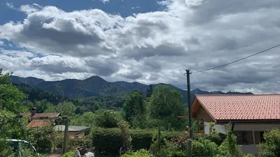 Ein allgemeiner Bergblick oder ein Berglick von der Ferienwohnung aus