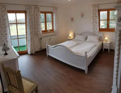Ein Bett oder Betten in einem Zimmer der Unterkunft Ferienwohnungen Haus am See