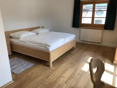 Ein Bett oder Betten in einem Zimmer der Unterkunft Landgasthaus zum Altwirt Reichersbeuern