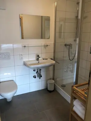 Ein Badezimmer in der Unterkunft Landgasthaus zum Altwirt Reichersbeuern