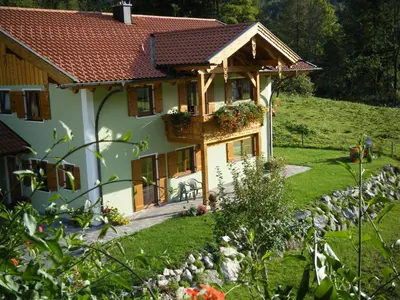 Ein Garten an der Unterkunft Ferienwohnungen Bergerhof Zuhaus
