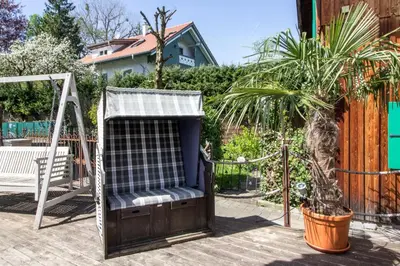 Ein Garten an der Unterkunft Hotel am See