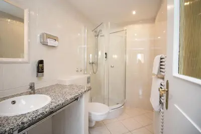 Ein Badezimmer in der Unterkunft Hotel am See