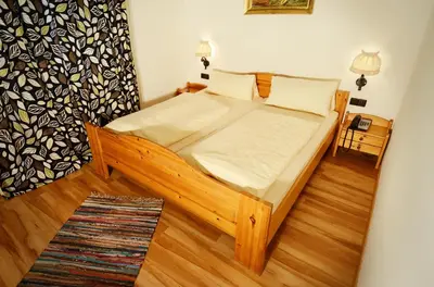Ein Bett oder Betten in einem Zimmer der Unterkunft Tutzinger Hof