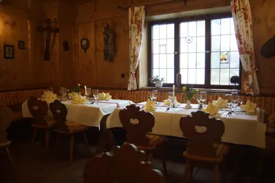 Ein Restaurant oder anderes Speiselokal in der Unterkunft Tutzinger Hof