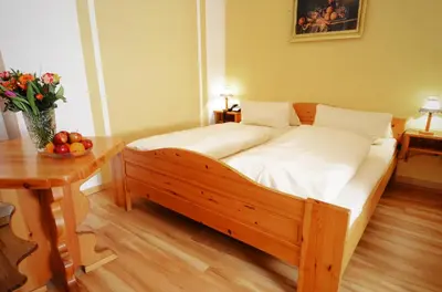 Ein Bett oder Betten in einem Zimmer der Unterkunft Tutzinger Hof