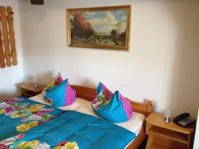 Ein Bett oder Betten in einem Zimmer der Unterkunft Tutzinger Hof