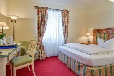 Ein Bett oder Betten in einem Zimmer der Unterkunft Hotel Post Murnau