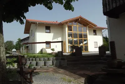 Das Gebäude in dem sich die Ferienwohnung befindet
