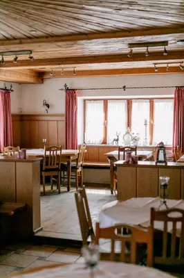 Ein Restaurant oder anderes Speiselokal in der Unterkunft Hotel Vogtareuther-Hof