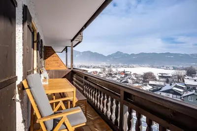 Ein allgemeiner Bergblick oder ein Berglick von der Ferienwohnung aus