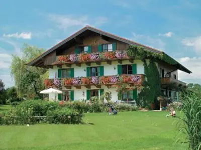 Ein Garten an der Unterkunft Gästehaus Bauer am Golfplatz