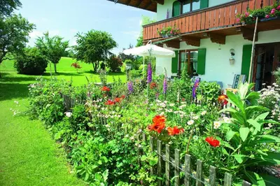 Ein Garten an der Unterkunft Gästehaus Bauer am Golfplatz