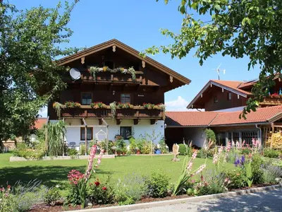 Ein Garten an der Unterkunft Ferienwohnung Bei Mutti