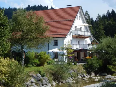 Das Gebäude in dem sich die Ferienwohnung befindet