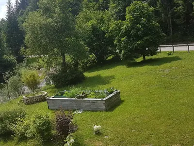 Ein Garten an der Unterkunft Ferienwohnungen Garhammer, Kreuth-Glashütte