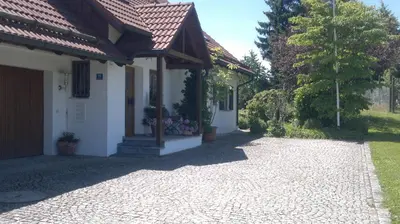 Ein Garten an der Unterkunft Ferienwohnung Wolfersdorf