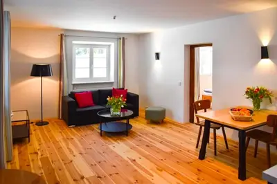 Ein Sitzbereich in der Unterkunft Spitzing Lodge Ferienwohnungen - Wanderparadies in den Bergen