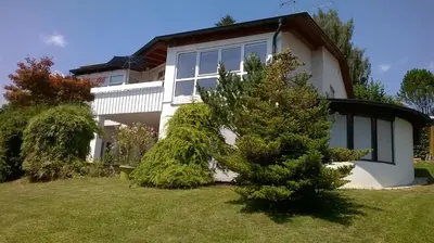 Ein Garten an der Unterkunft Sonnenoase am Dachsberg zwischen München, Tegernsee, Chiemsee, Messe München