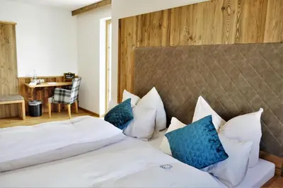 Ein Bett oder Betten in einem Zimmer der Unterkunft Der Obere Wirt zum Queri
