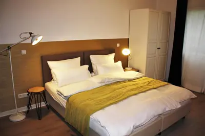 Ein Bett oder Betten in einem Zimmer der Unterkunft Hotel zum See