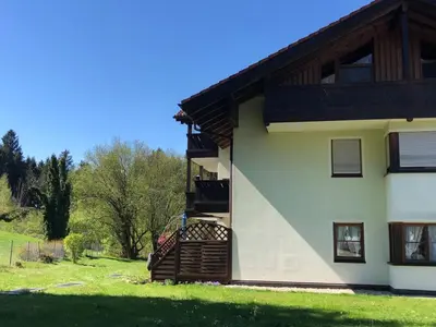 Das Gebäude in dem sich das Ferienhaus befindet