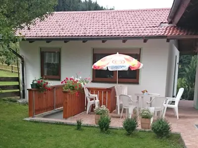 Ein Garten an der Unterkunft Ruhiges Apartment mit Sauna, Burggen