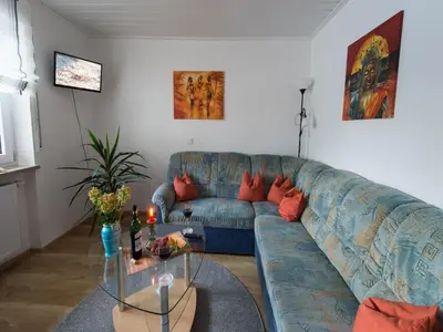 Ein Sitzbereich in der Unterkunft Ruhiges Apartment mit Sauna, Burggen