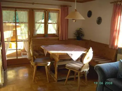 Ein Sitzbereich in der Unterkunft Ferienwohnung Regauer