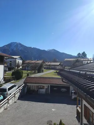Ein allgemeiner Bergblick oder ein Berglick von des Bed & Breakfasts aus