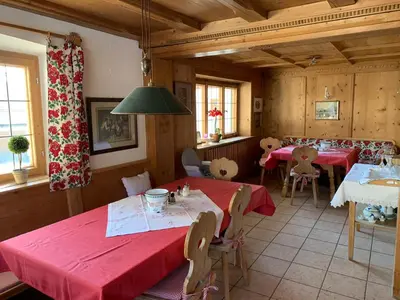 Ein Restaurant oder anderes Speiselokal in der Unterkunft Haus Kaiser