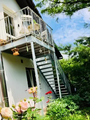 Ein Garten an der Unterkunft Charmante Ferienwohnung mit Balkon im 5-Seen-Land